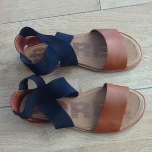 Sorel Ella sandals with elastic size 7
